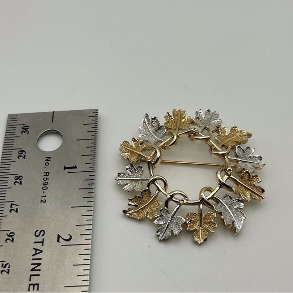 Set of Three Vintage Sarah Coventry Gold Tone Leaf Brooches Wreath Nature Trees - Picture 10 of 10